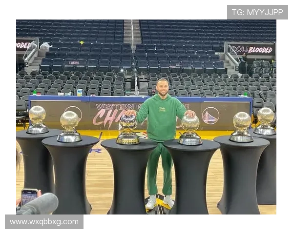 库里家里的厨房也太豪横了，不是喝水是拿球赛数据泡茶？